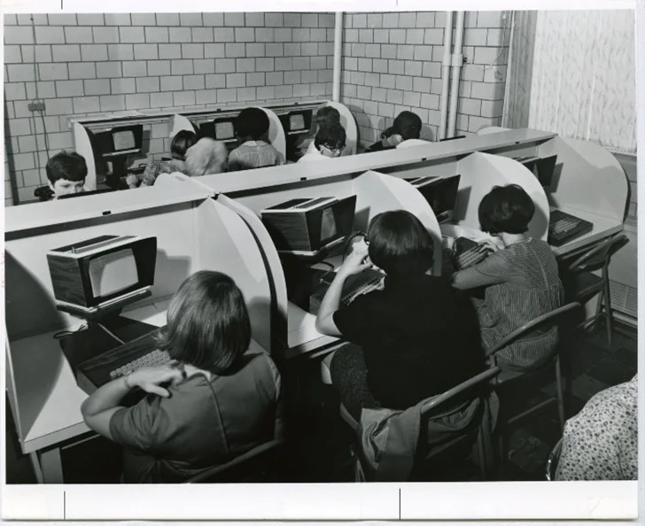 Women using PLATO IV terminals